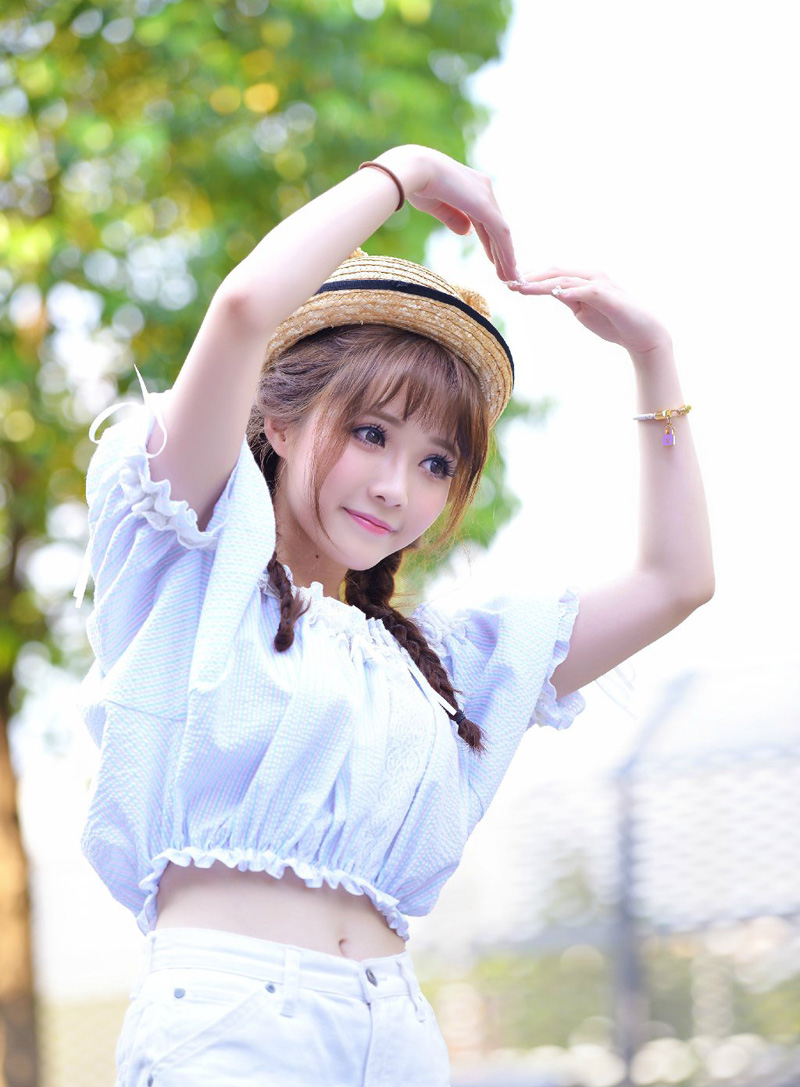 “周瑜怕是……已有死志。”贾诩对于周瑜的死倒是不怎么惊讶，看向吕布道：“孙权虽得周瑜之助得了江东之主的位置，但也因此，为周瑜自己埋下了祸根，他当时所展现出来的影响力太大了，大到只要他有这个想法，可以随时从孙权手中，将江东基业拿过来，这是为上位者最为忌惮的事情，孙策有那个魄力和足够的能力去驾驭周瑜，但孙权显然没有。”